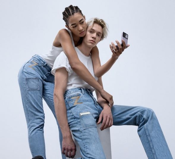 Samsung lancia i jeans con le tasche per lo Z Flip