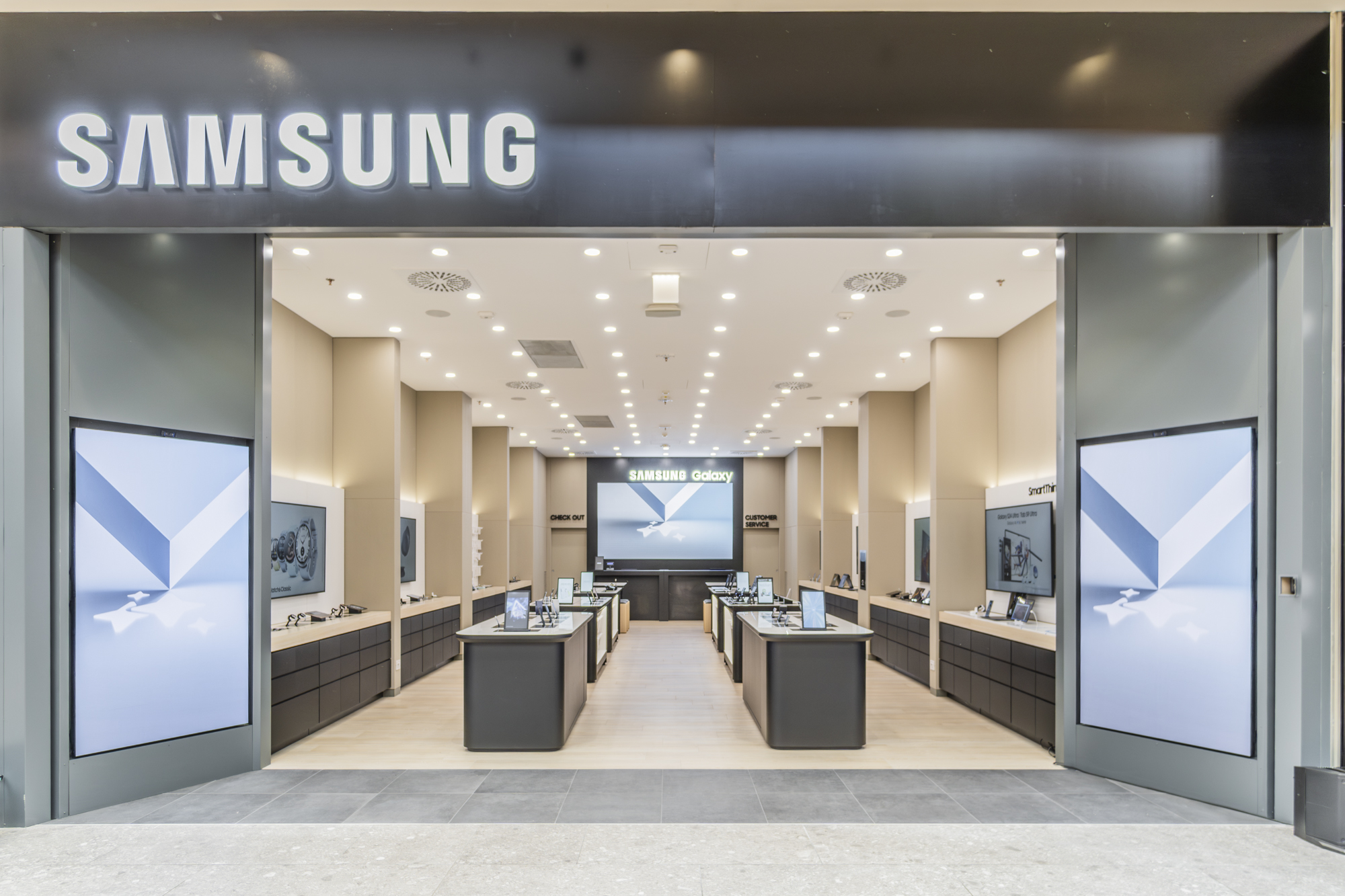 Samsung inaugura il primo Experience Store in Italia: un’esperienza immersiva nel cuore dell’innovazione Samsung inaugura il primo Experience Store in Italia: un'esperienza immersiva nel cuore dell'innovazione