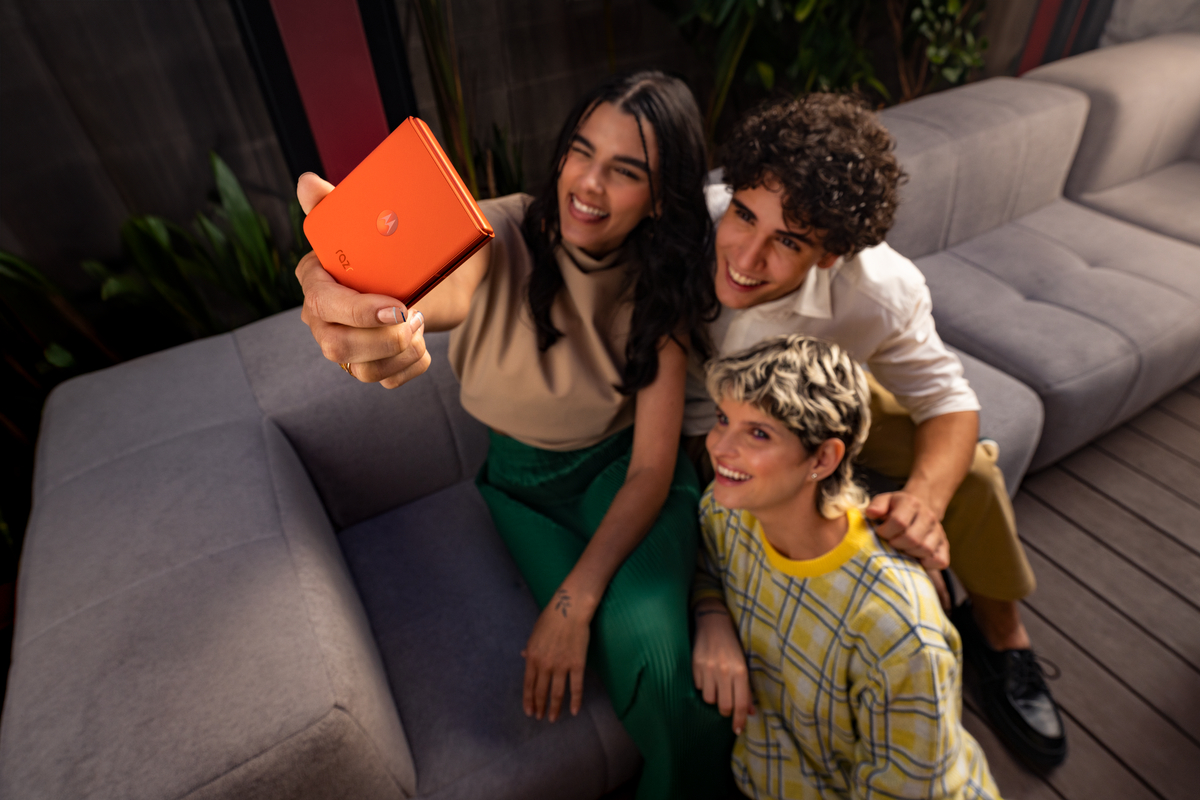 Motorola razr 50 è disponibile in Italia: arriva l’elegante device tascabile