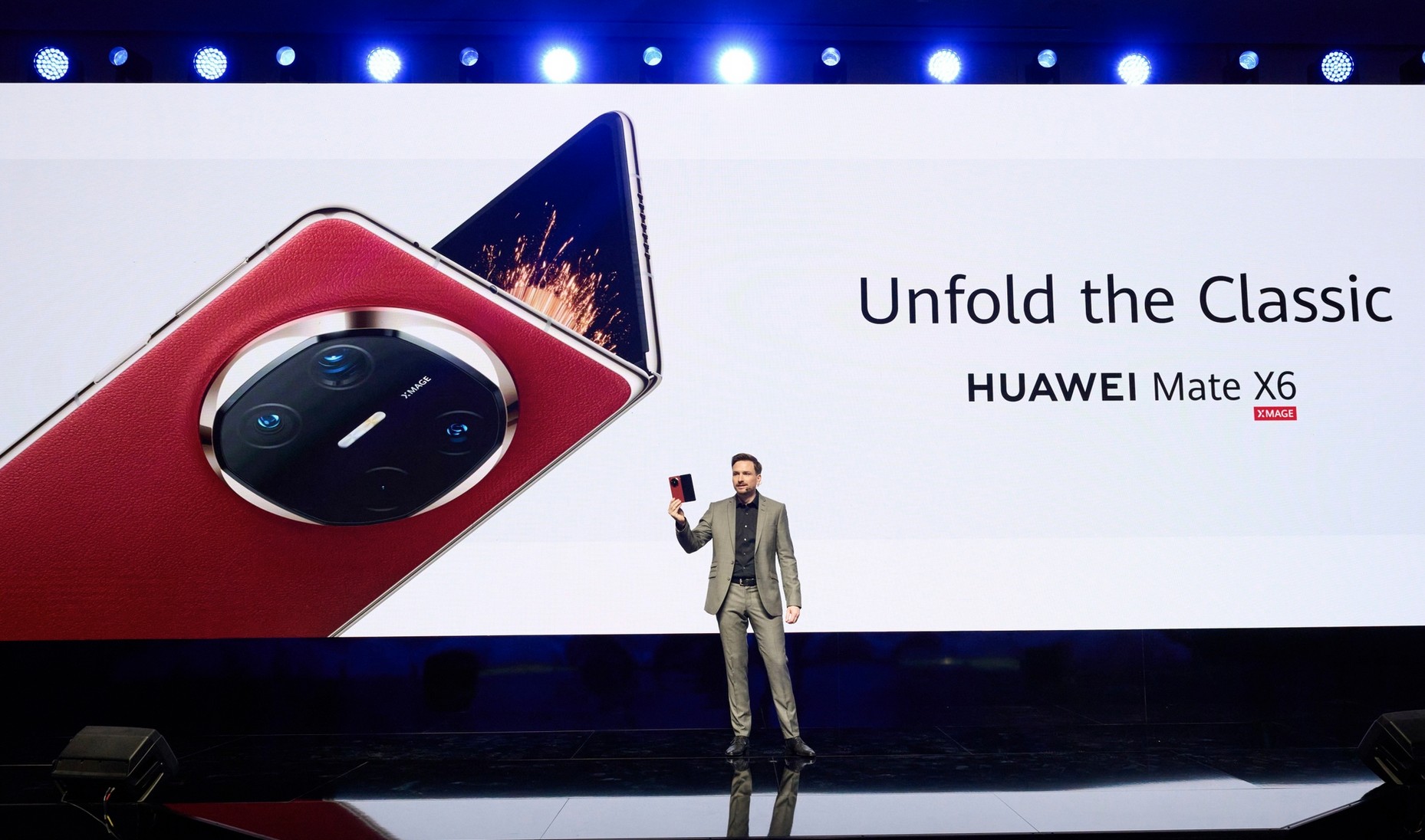 Huawei smartphone pieghevole A Dubai huawei ha presentato uno smartphone pieghevole, uno smartphone nova e due cuffie