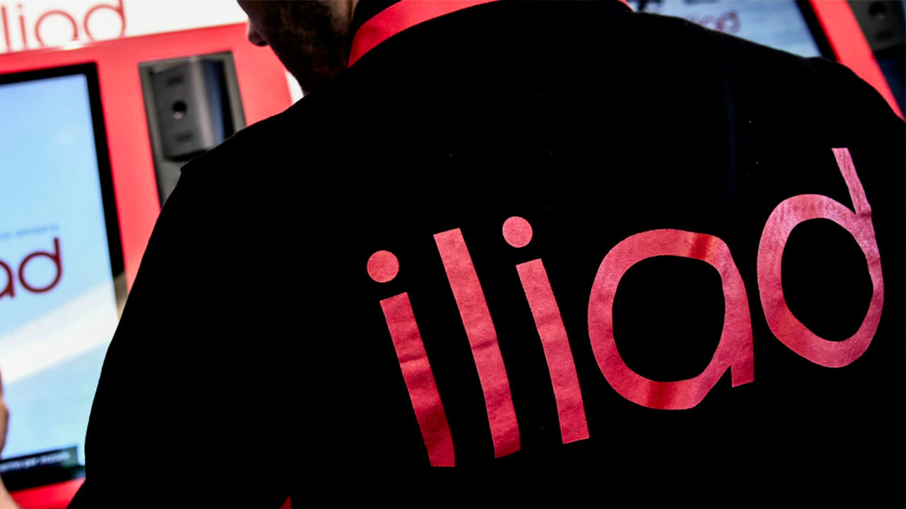 Iliad amplia i servizi dedicati al mondo professionale con l’introduzione delle eSIM per iliadbusiness, la soluzione pensata per imprese e titolari di Partita IVA. L’iniziativa punta a semplificare la gestione delle linee aziendali, offrendo maggiore flessibilità e riducendo le problematiche legate all’utilizzo delle SIM fisiche. L’evoluzione del servizio si inserisce in un contesto di crescita dell’offerta business dell’operatore, che continua a puntare su trasparenza e autonomia operativa. Attivazione semplificata e gestione flessibile La nuova eSIM aziendale consente di attivare una linea mobile in modo completamente digitale, eliminando la necessità di una scheda fisica. Dopo la sottoscrizione del piano iliadbusiness, l’utente riceve via e-mail le istruzioni per installare la SIM virtuale sul proprio dispositivo, compatibile con Android e iOS. Una volta scaricata, la eSIM rimane disponibile sul telefono e può essere trasferita facilmente in caso di cambio smartphone. La procedura di attivazione o conversione da SIM tradizionale ha un costo fisso di 9,99 euro più IVA. Per chi preferisce mantenere il formato classico, resta comunque disponibile l’opzione con SIM fisica. Un’offerta pensata per le esigenze professionali L’introduzione delle eSIM si affianca a un piano mobile già strutturato per rispondere alle necessità delle aziende. L’offerta iliadbusiness include: 300 GB di traffico dati con accesso alla rete 5G Chiamate e SMS illimitati sul territorio nazionale 20 GB di dati utilizzabili nei Paesi dell’Unione Europea 5 GB aggiuntivi validi in oltre 30 Paesi extra UE, inclusi gli Stati Uniti Il tutto a un prezzo mensile di 11,99 euro più IVA, senza vincoli contrattuali o costi nascosti. Strumenti dedicati alla gestione aziendale Oltre alla connettività, iliadbusiness mette a disposizione una serie di servizi pensati per il mondo professionale. Tra questi: Consulente dedicato disponibile 24 ore su 24, 365 giorni l’anno Gestione flessibile delle linee, con possibilità di sospendere e riattivare le SIM in base alle esigenze operative Area personale online per il controllo dei profili e delle SIM attive Queste funzionalità risultano particolarmente utili per realtà con personale stagionale o progetti temporanei, offrendo un controllo diretto e semplificato delle risorse mobili. Con l’introduzione delle eSIM, Iliad rafforza la propria presenza nel segmento business, proponendo una soluzione che punta su digitalizzazione, autonomia e continuità operativa.