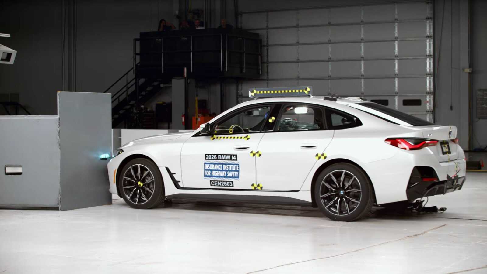 watch-the-2026-bmw-i4-perform-as-intended-in-the-iihs-small-overlap-front-crash-test_1 BMW punta sull’AI per i crash test del futuro